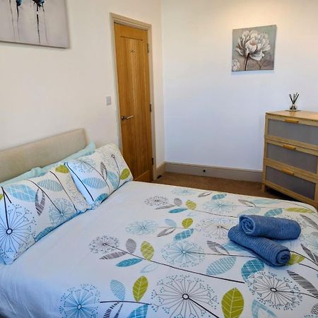 4 Bedroom House, Central 울버스톤 외부 사진