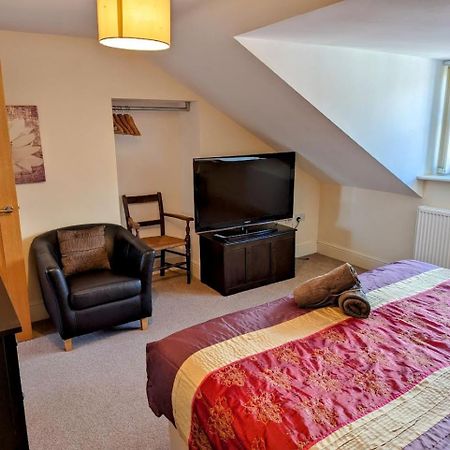 4 Bedroom House, Central 울버스톤 외부 사진
