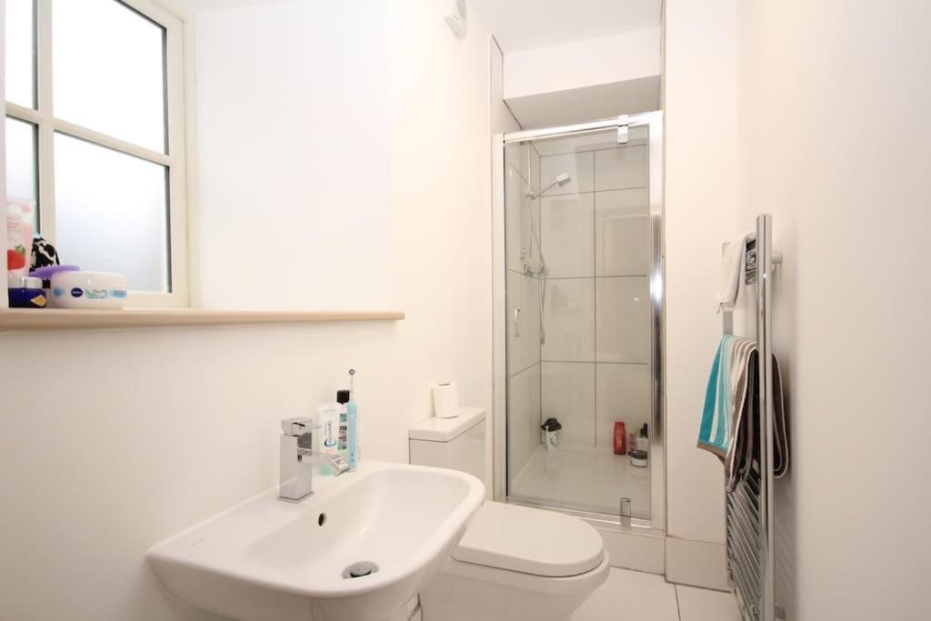 4 Bedroom House, Central 울버스톤 외부 사진
