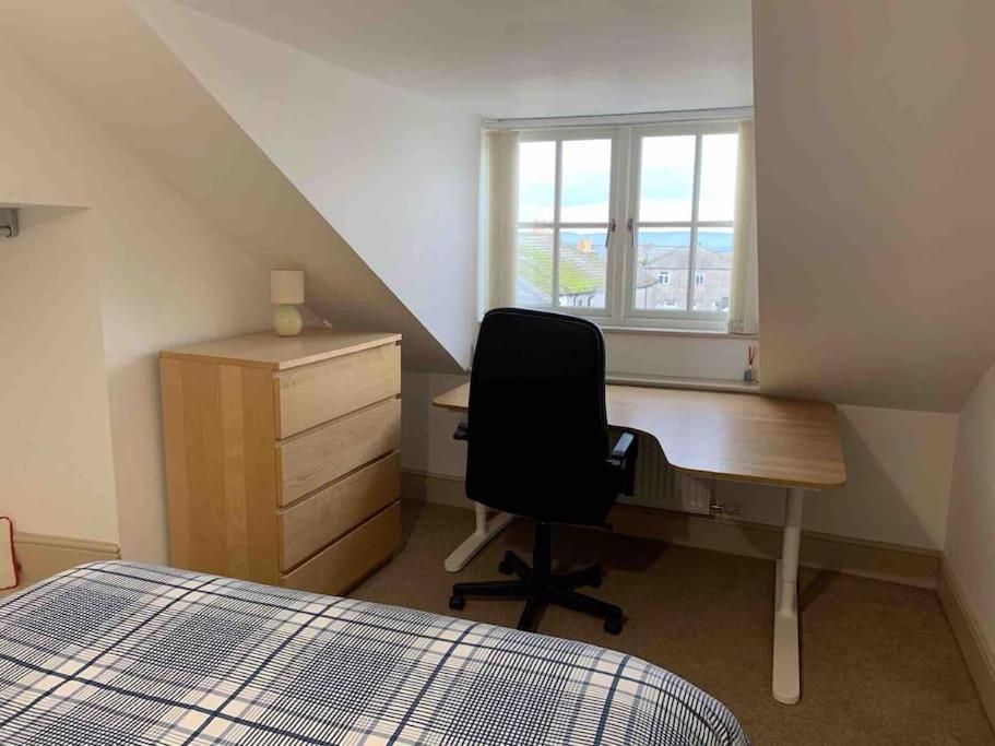 4 Bedroom House, Central 울버스톤 외부 사진