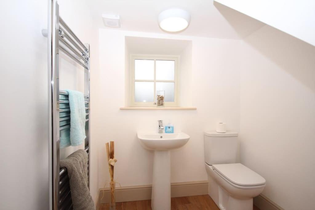 4 Bedroom House, Central 울버스톤 외부 사진