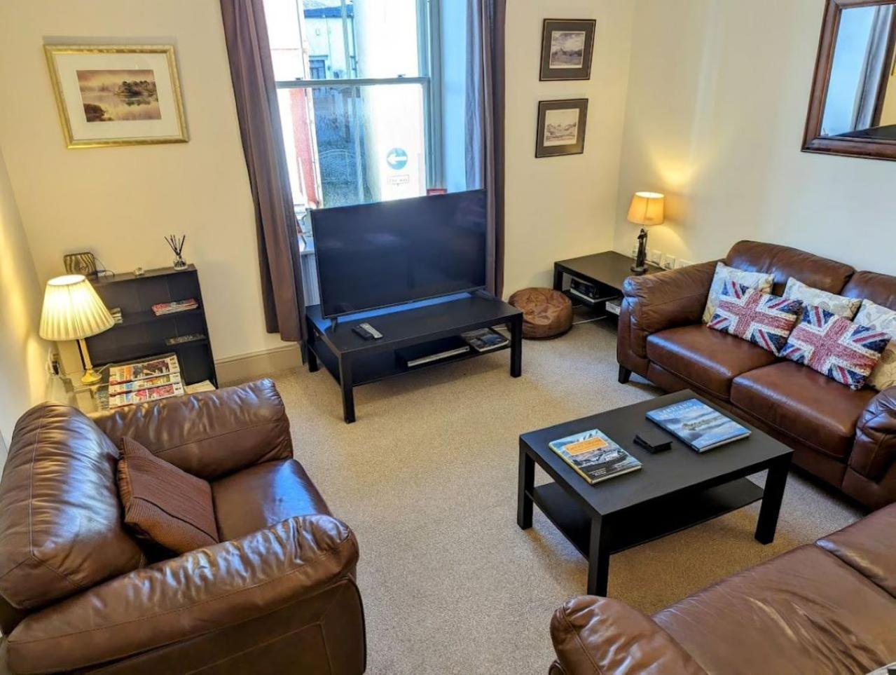 4 Bedroom House, Central 울버스톤 외부 사진