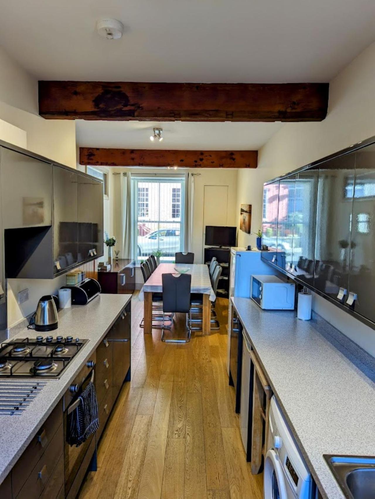 4 Bedroom House, Central 울버스톤 외부 사진