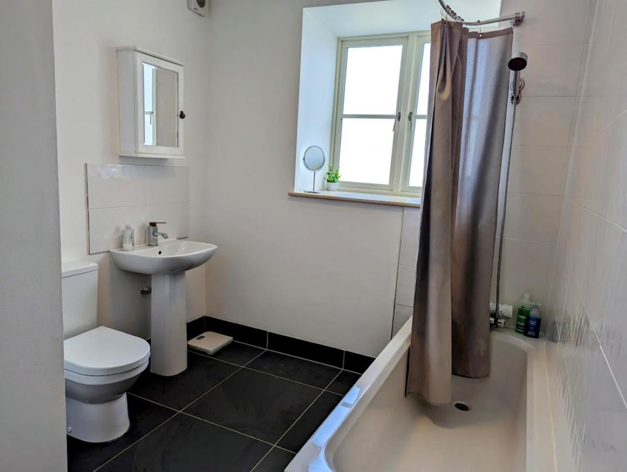 4 Bedroom House, Central 울버스톤 외부 사진