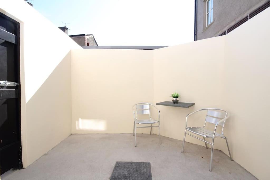 4 Bedroom House, Central 울버스톤 외부 사진